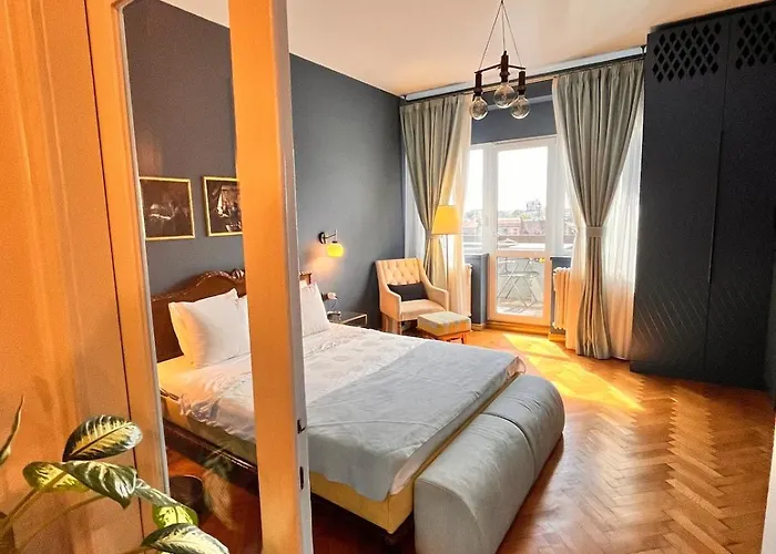 Balcony View Downtown Apartment